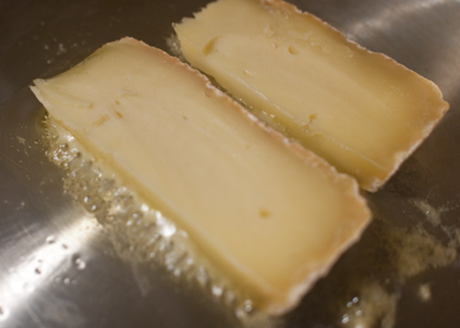 清水牧場チーズ工房「山のチーズ」を焼いてます。