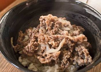 自家製牛丼で頂きます