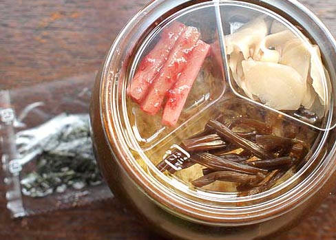 http://norakuri.jp/eat/locofoods/img/locofoods/ekiben/uni-tubo4.jpg