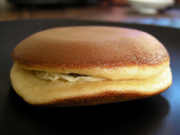 http://norakuri.jp/eat/locofoods/img/okashi/ringodorayaki01.jpg