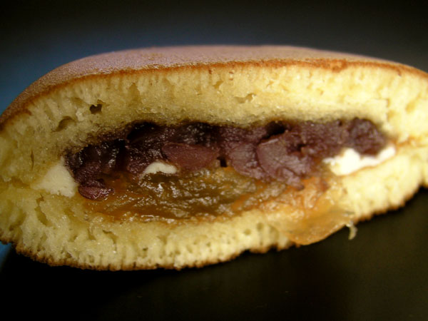 http://norakuri.jp/eat/locofoods/img/okashi/ringodorayaki02.jpg